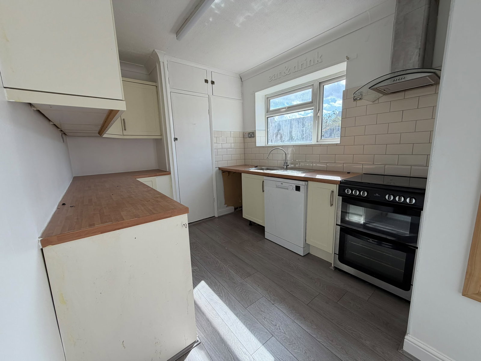 Terraced House for rent in Dagenham, Calverley Crescent, Dagenham, RM10 7QU, 700 m²