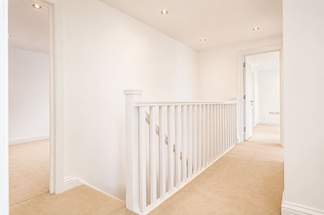 Semi Detached House for rent in London, Woodcote Avenue, London, NW7 2PE