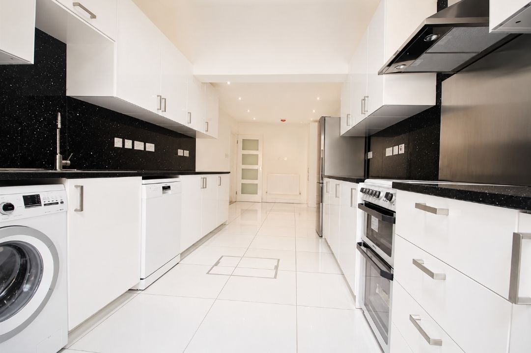 Semi Detached House for rent in London, Woodcote Avenue, London, NW7 2PE