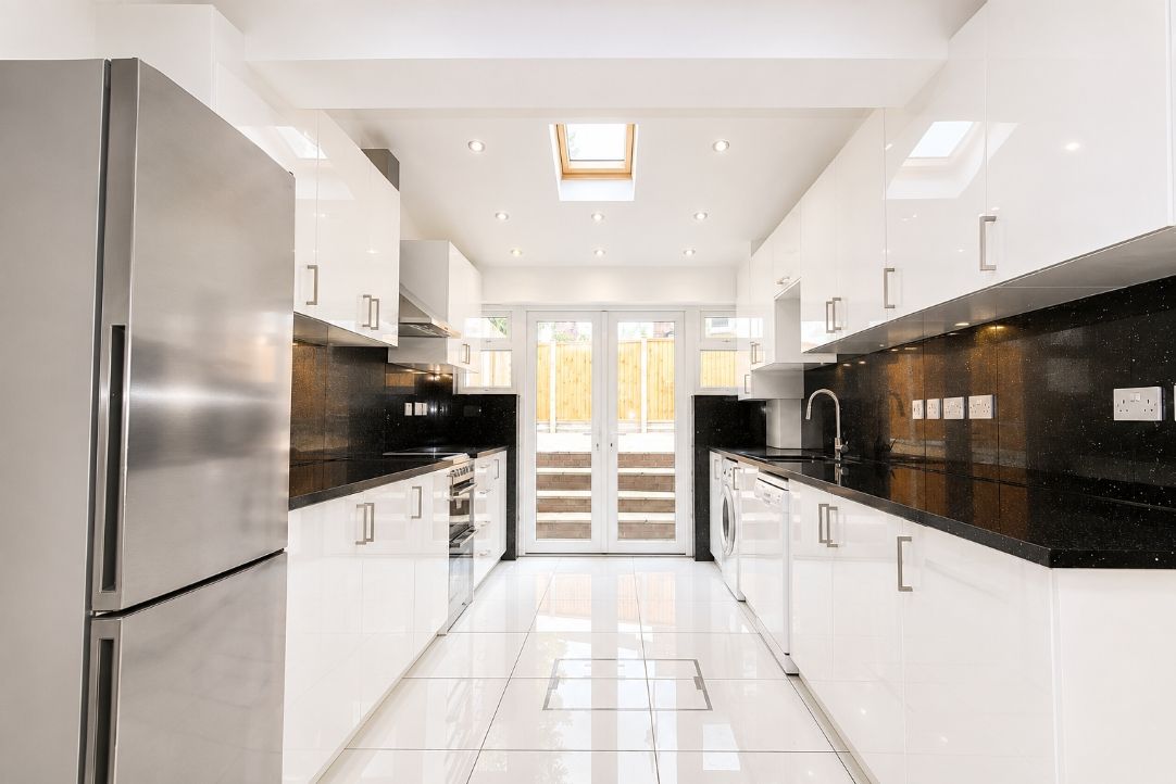 Semi Detached House for rent in London, Woodcote Avenue, London, NW7 2PE