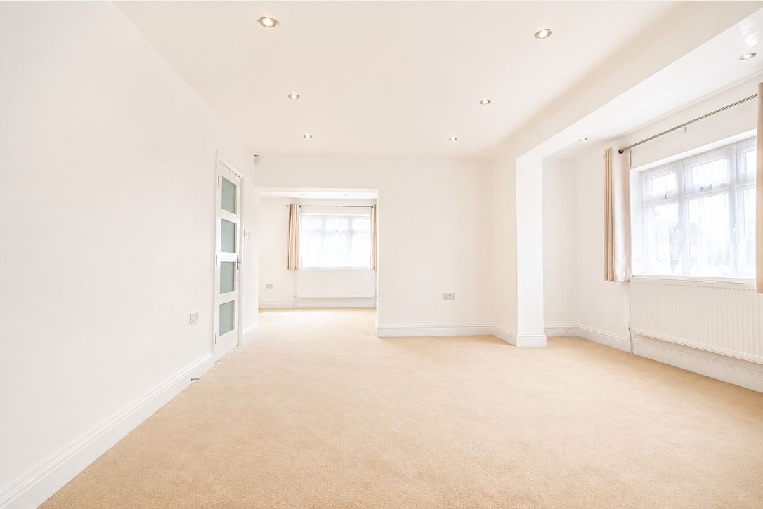 Semi Detached House for rent in London, Woodcote Avenue, London, NW7 2PE