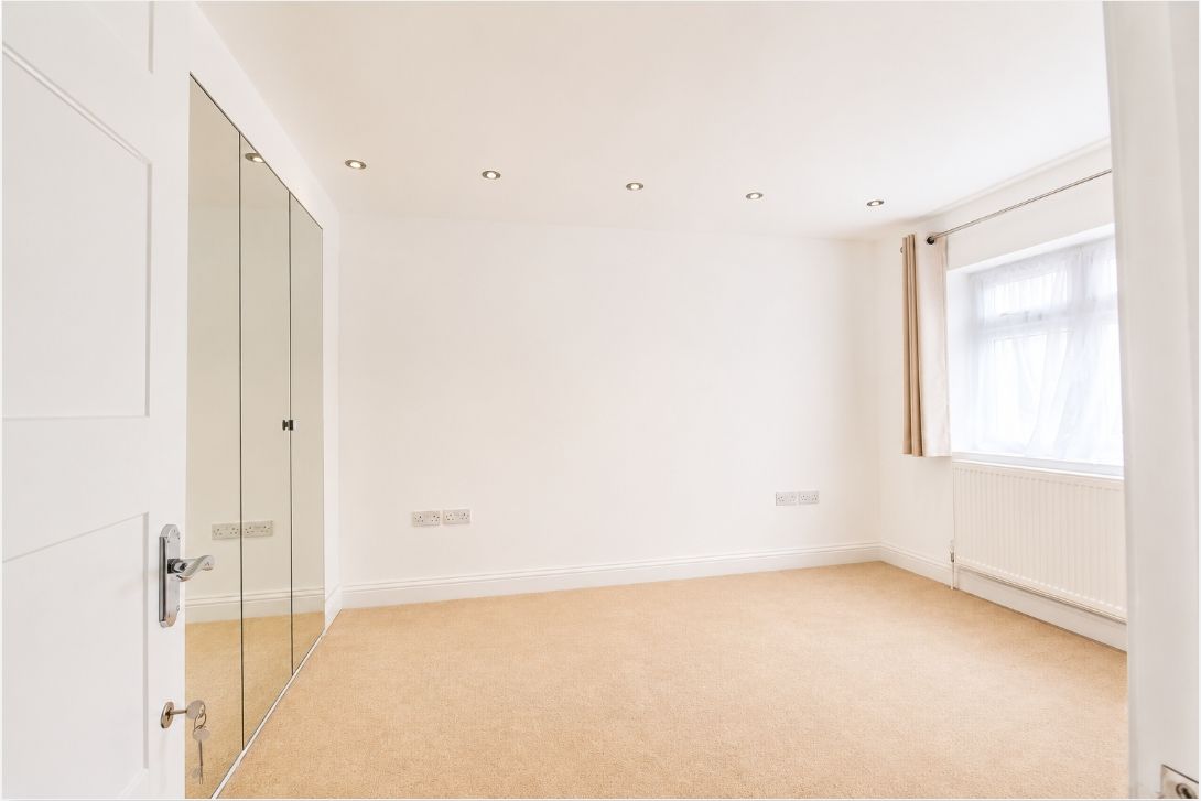 Semi Detached House for rent in London, Woodcote Avenue, London, NW7 2PE
