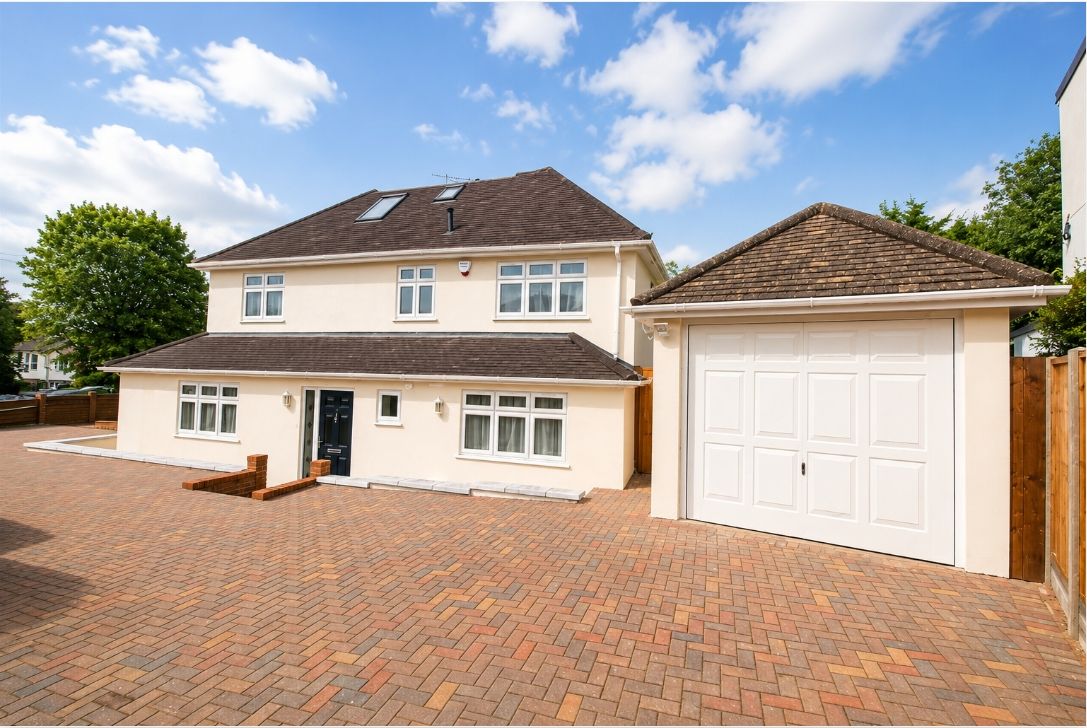Semi Detached House for rent in London, Woodcote Avenue, London, NW7 2PE