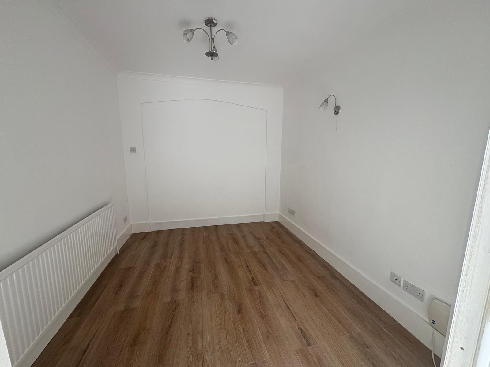 Semi Detached House for rent in Edgware, Turner Road, Edgware, HA8 6AT