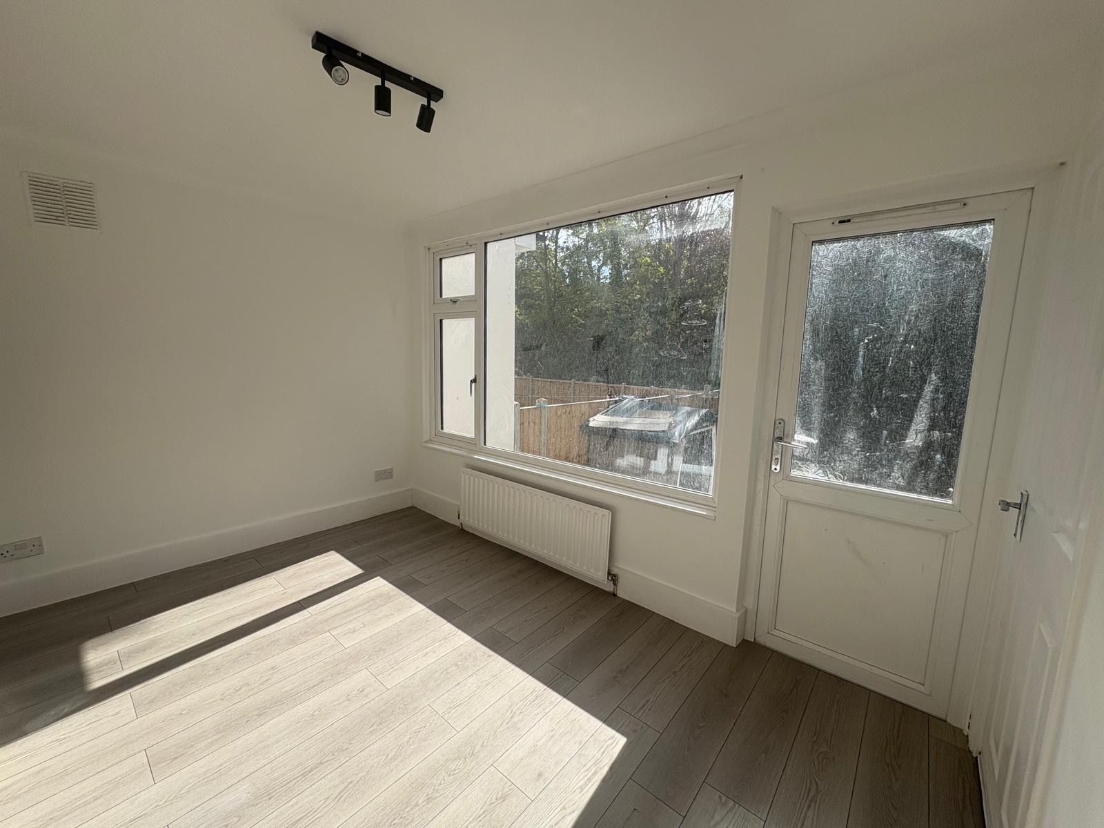 Semi Detached House for rent in Edgware, Turner Road, Edgware, HA8 6AT