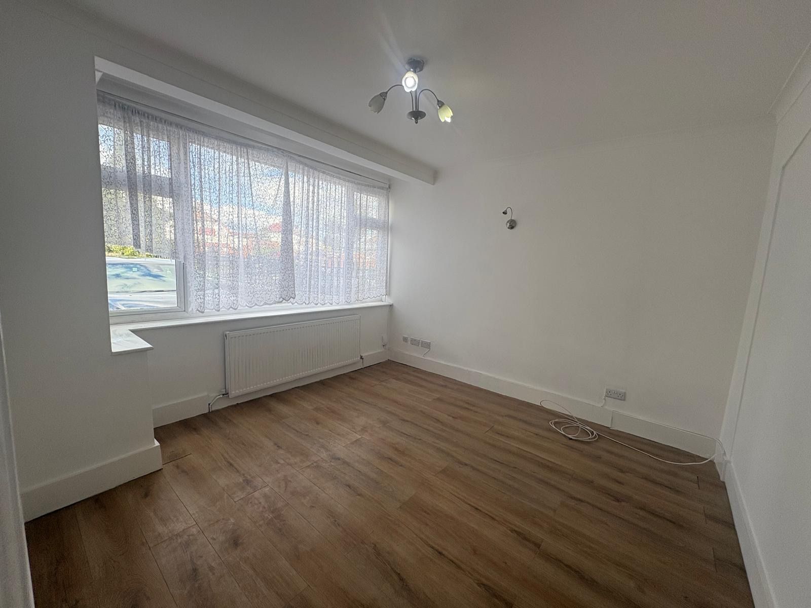 Semi Detached House for rent in Edgware, Turner Road, Edgware, HA8 6AT