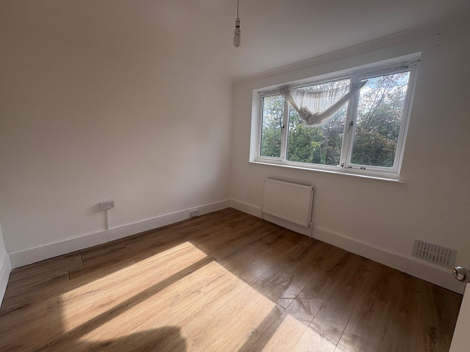 Semi Detached House for rent in Edgware, Turner Road, Edgware, HA8 6AT