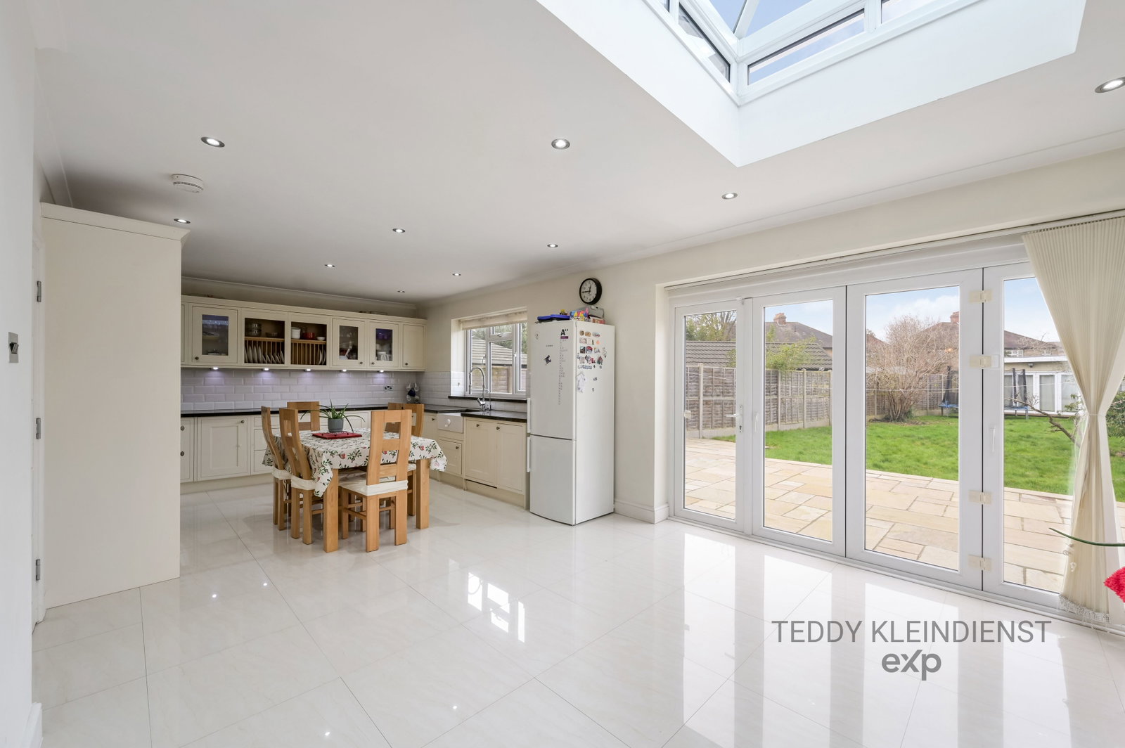 Detached House for rent in New Malden, Malden Road, New Malden, KT3 6AH, 2300 m²