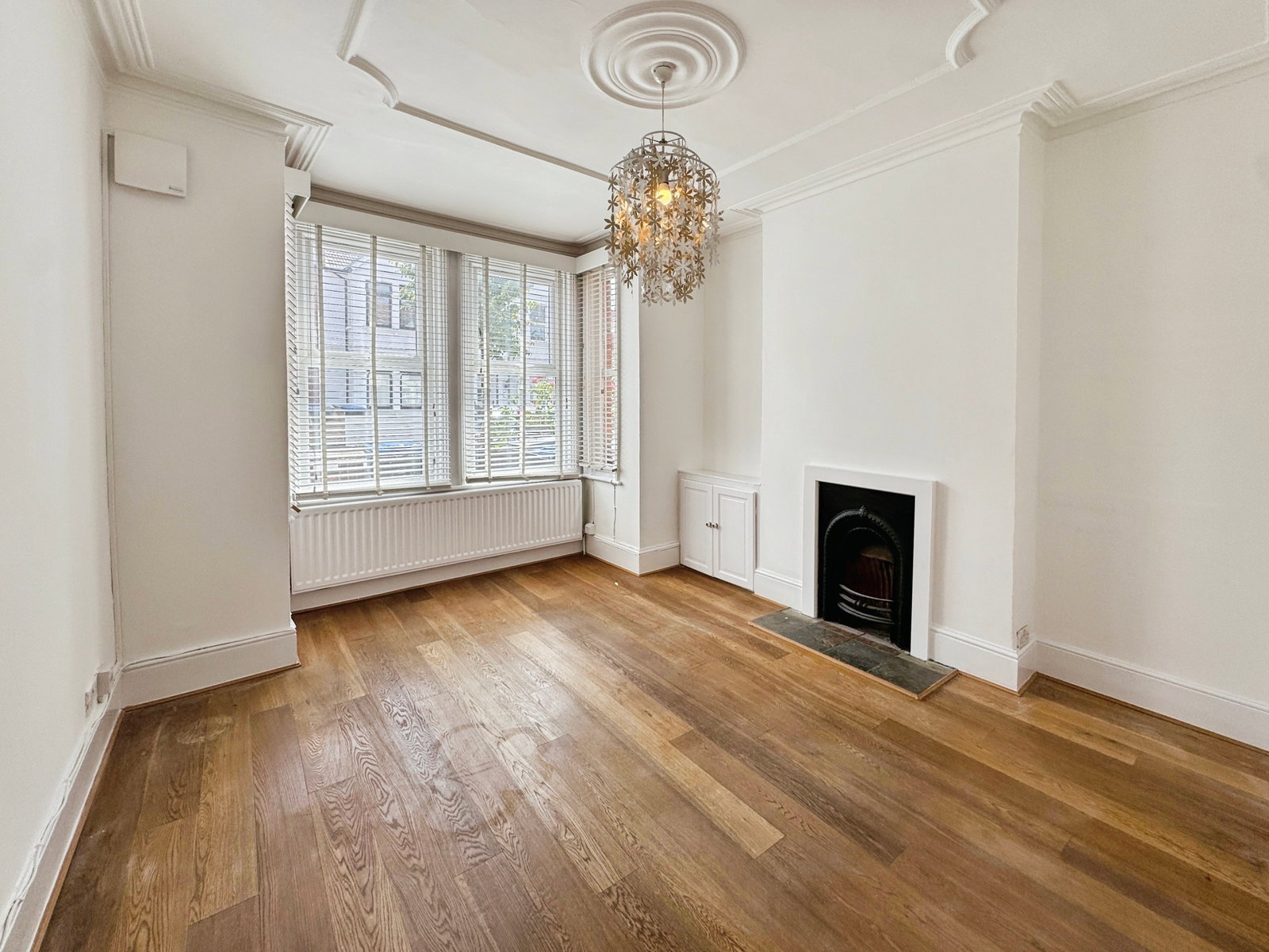 Flat for rent in London, Balmoral Road, London, NW2, 580 m²