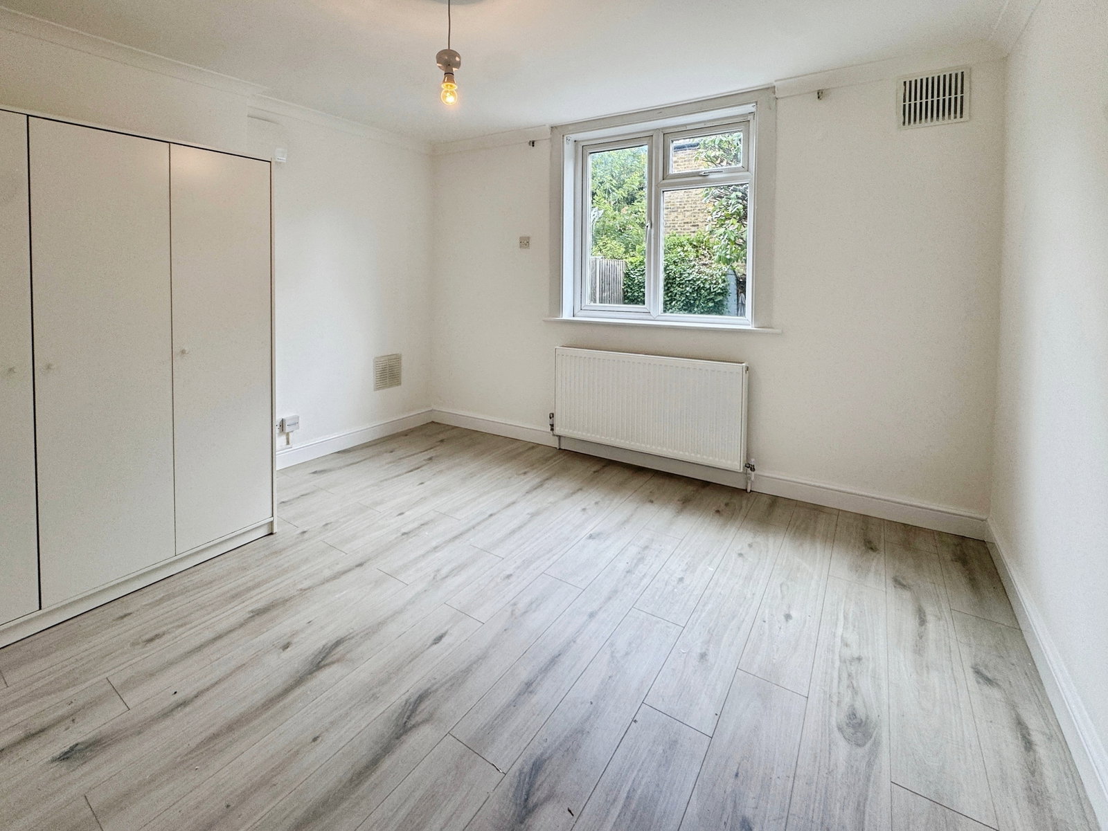 Flat for rent in London, Balmoral Road, London, NW2, 580 m²