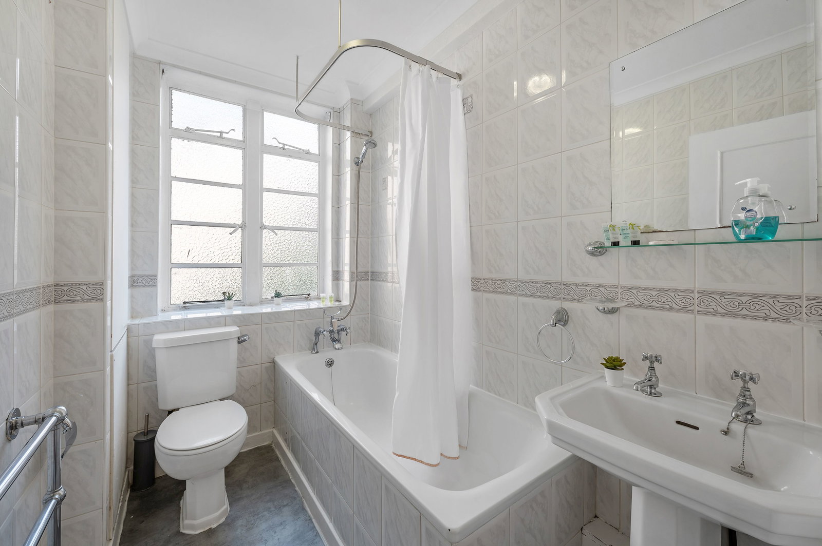 Flat for rent in London, Balham High Road, London, SW17