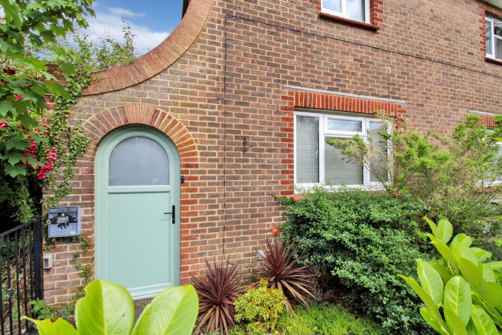 Semi Detached House for rent in Tonbridge, Shipbourne Road, Tonbridge, TN10 3DS, 774 m²