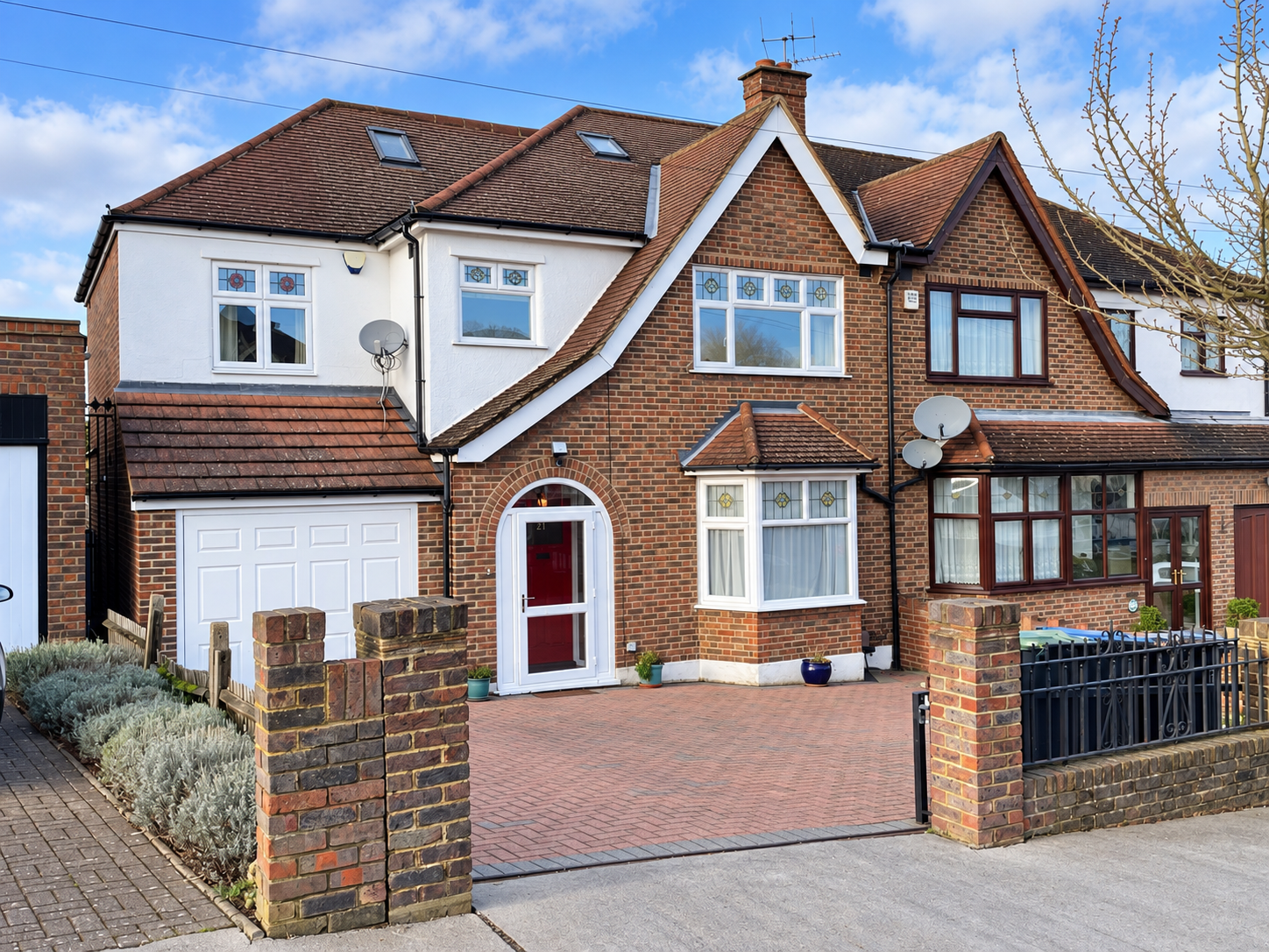 Semi Detached House for rent in London, Convent Hill, SE19, 2112 m²