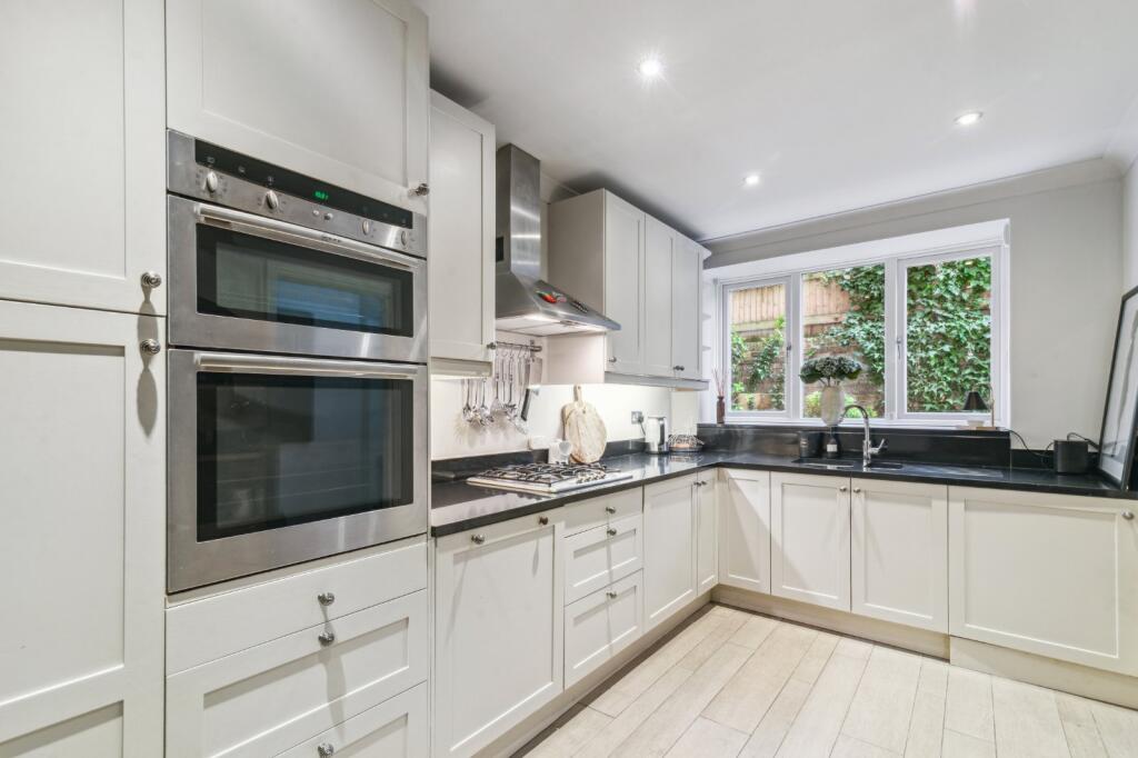 Flat for rent in London, Upper Richmond Road, London, SW15 6TS, 1185 m²