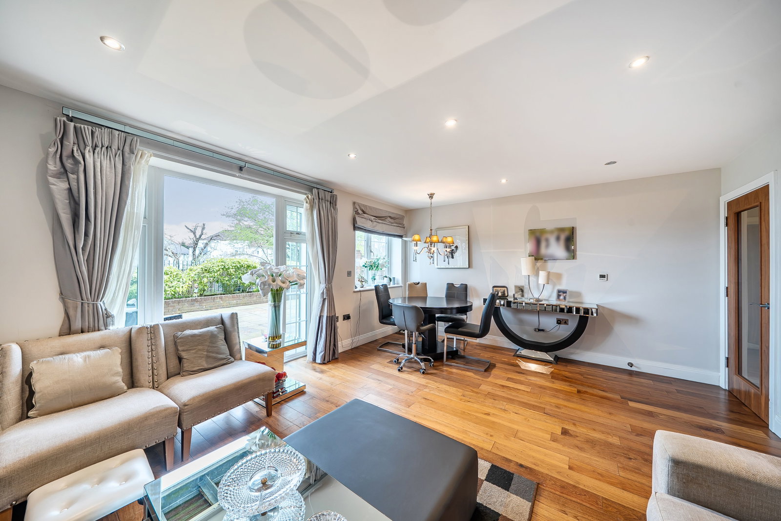 Flat for rent in Bushey, Bushey Gate, Sparrows Herne, Bushey, WD23