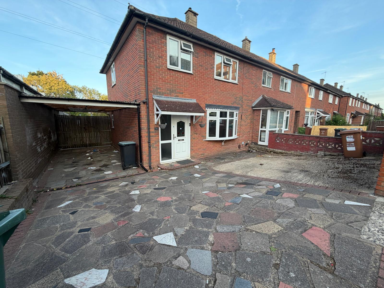 Semi Detached House for rent in Watford, Prestwick Road, Watford, WD19 6EG, 1055 m²
