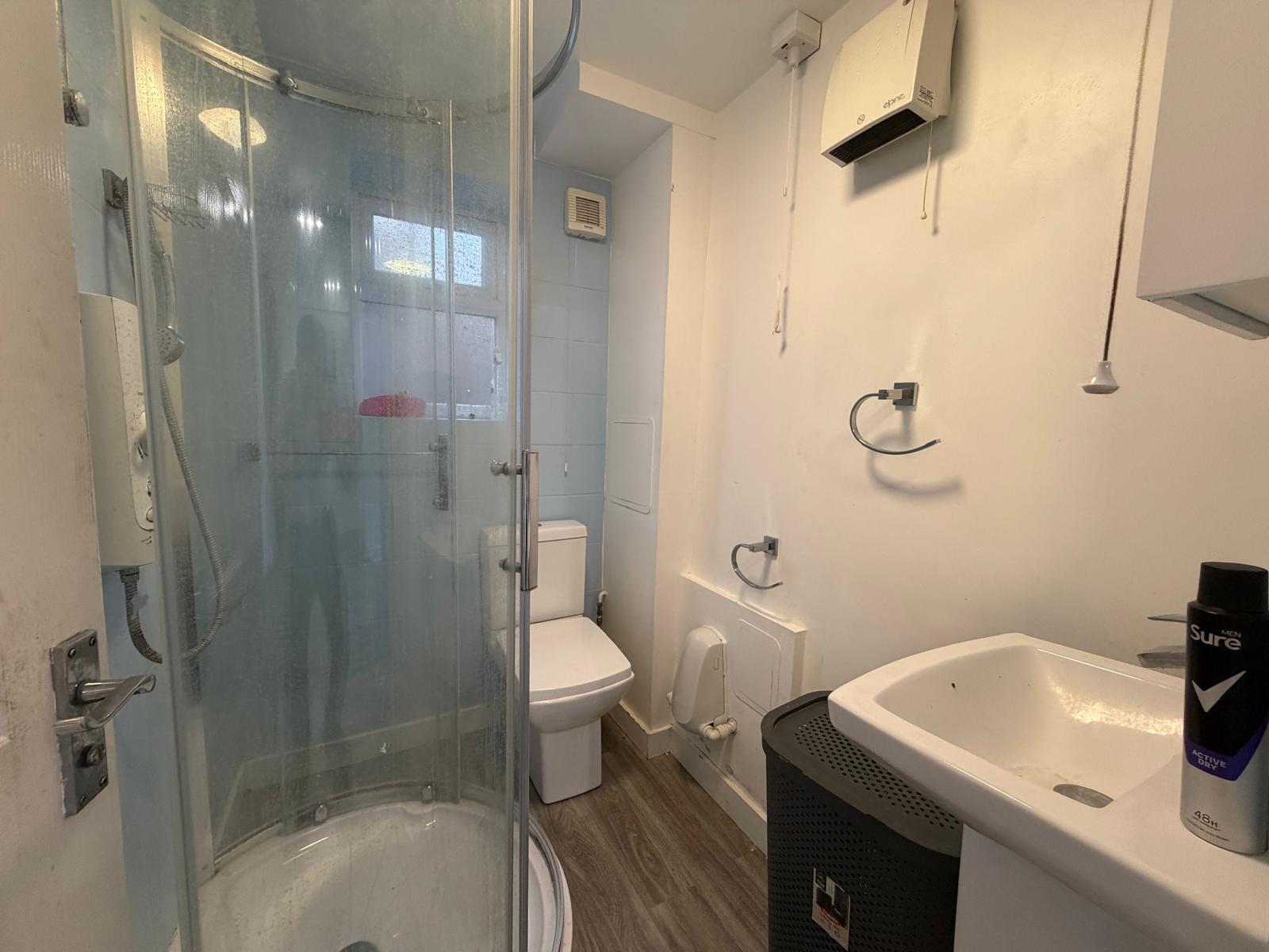 Semi Detached House for rent in Watford, Prestwick Road, Watford, WD19 6EG, 1055 m²