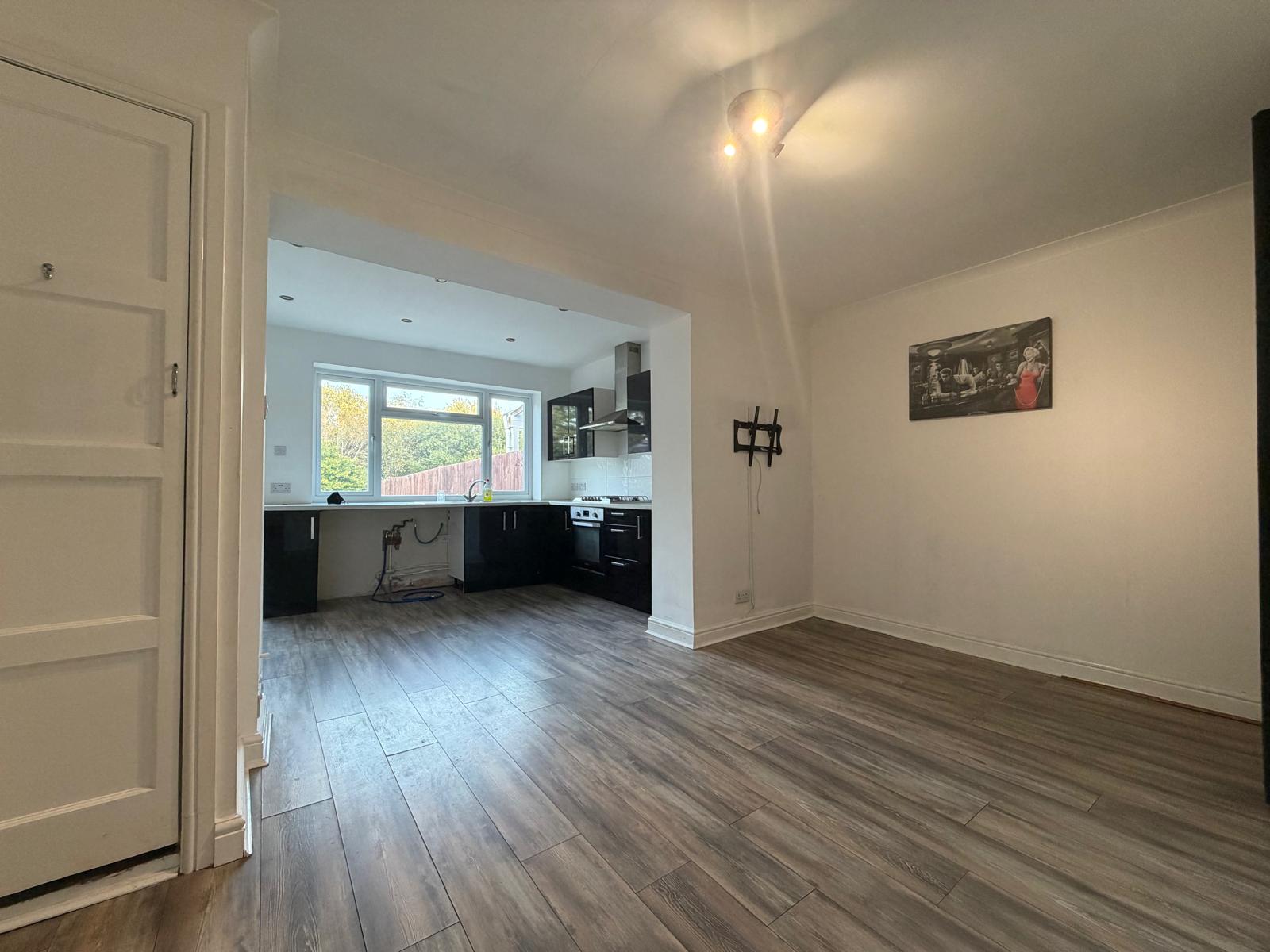 Semi Detached House for rent in Watford, Prestwick Road, Watford, WD19 6EG, 1055 m²