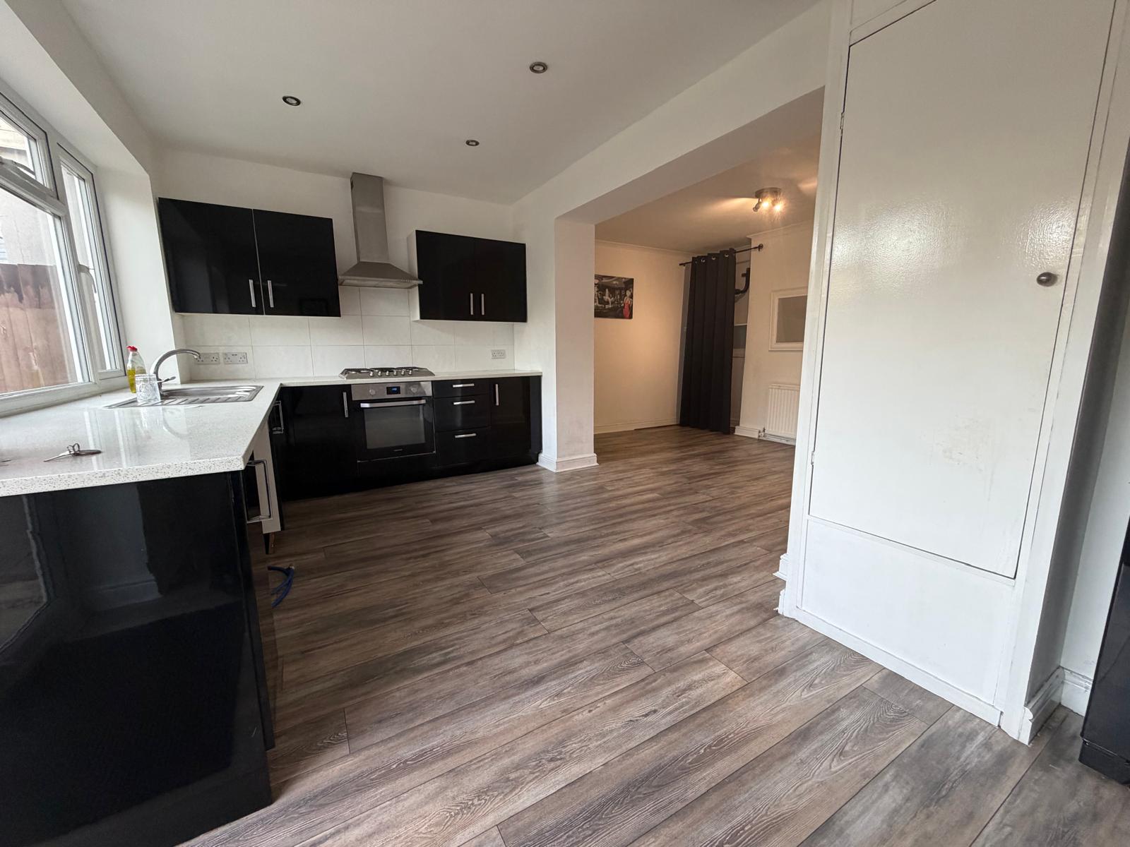 Semi Detached House for rent in Watford, Prestwick Road, Watford, WD19 6EG, 1055 m²