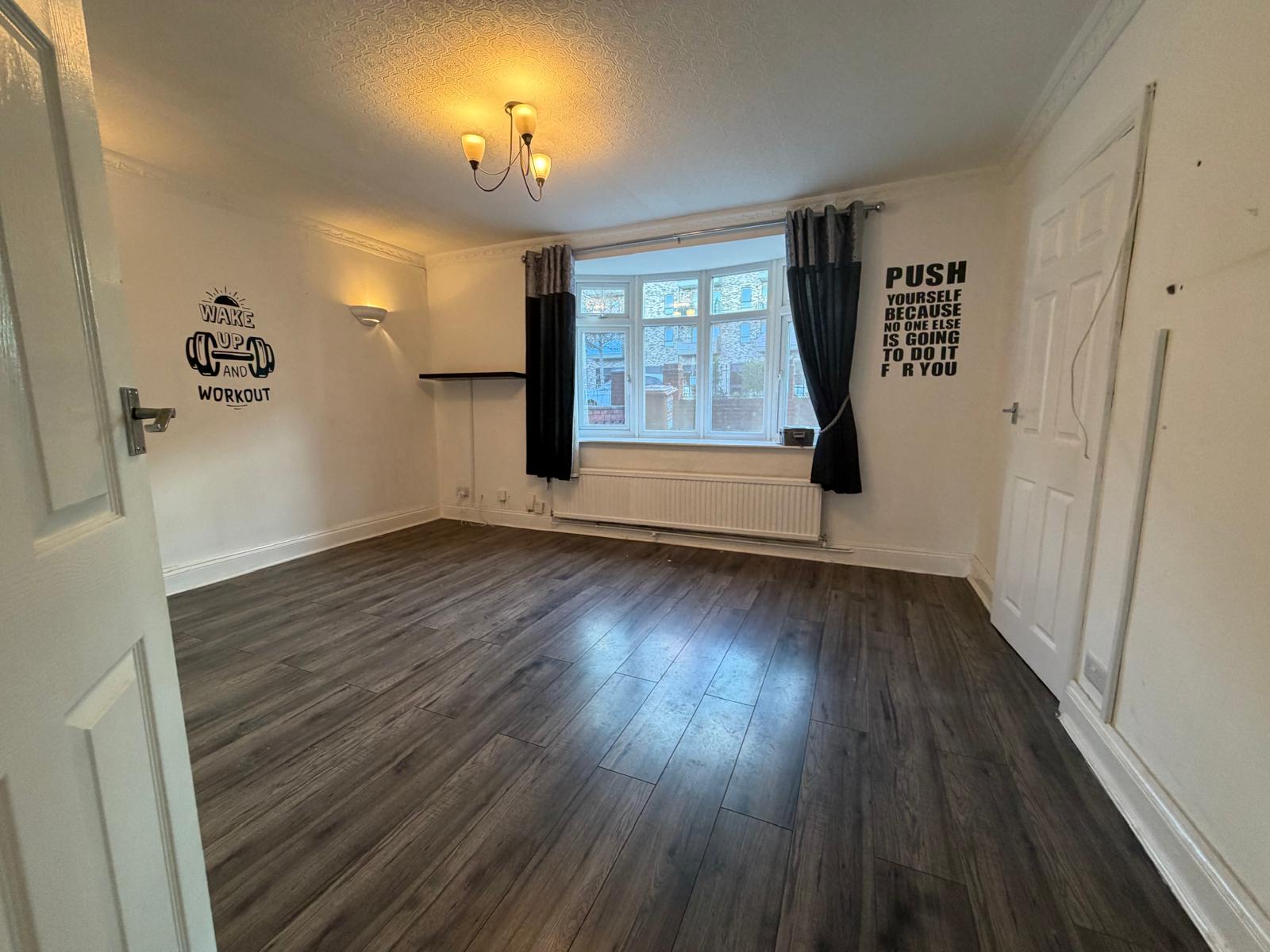 Semi Detached House for rent in Watford, Prestwick Road, Watford, WD19 6EG, 1055 m²