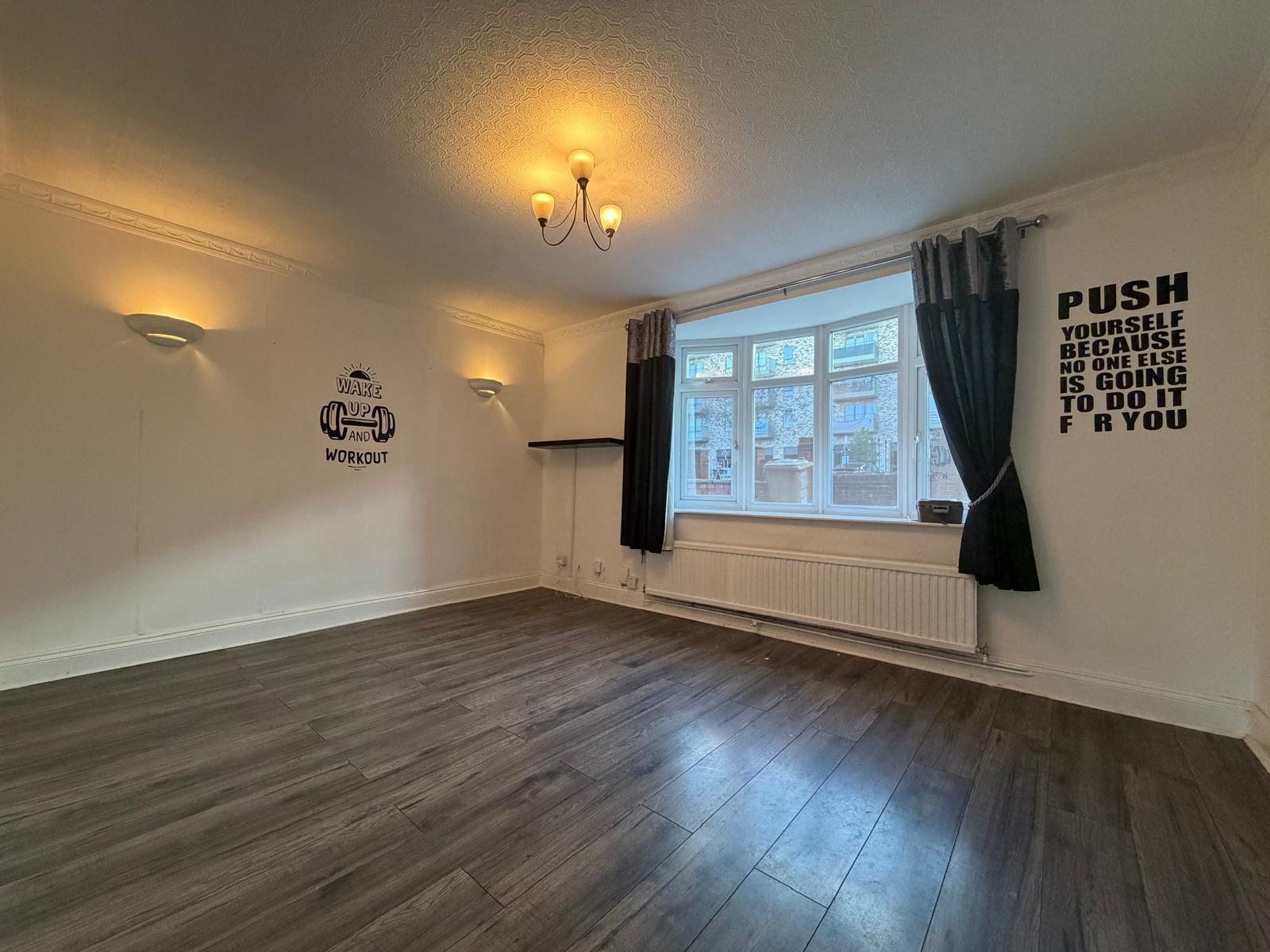 Semi Detached House for rent in Watford, Prestwick Road, Watford, WD19 6EG, 1055 m²