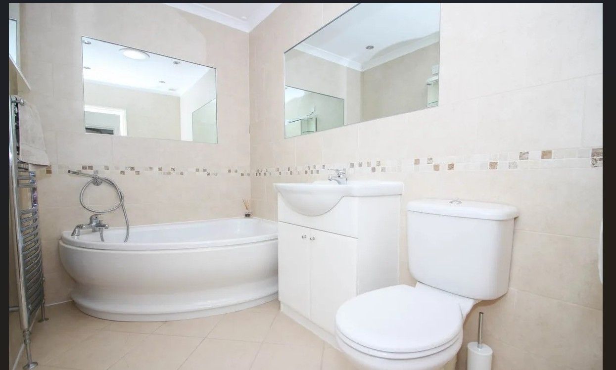 Semi Detached Bungalow for rent in Watford, St. Georges Drive, Watford, WD19 5HB, 818 m²