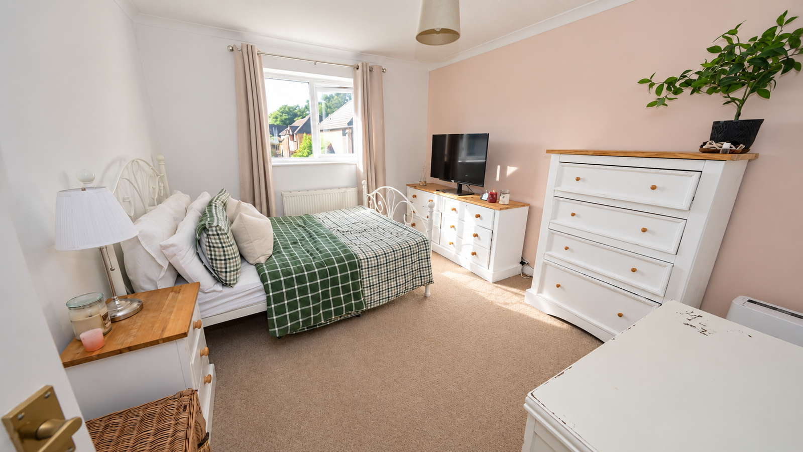 Terraced House for rent in Witham, Constance Close, CM8, 517 m²