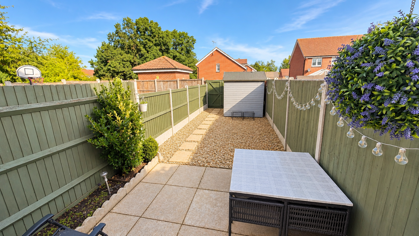 Terraced House for rent in Witham, Constance Close, CM8, 517 m²