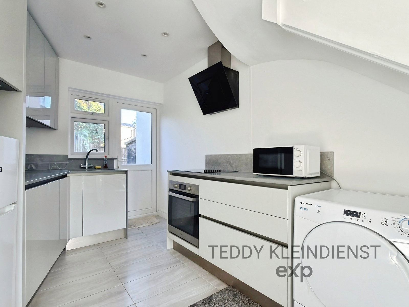 End Of Terrace House for rent in New Malden, Bazalgette Gardens, New Malden, KT3 5HF, 420 m²