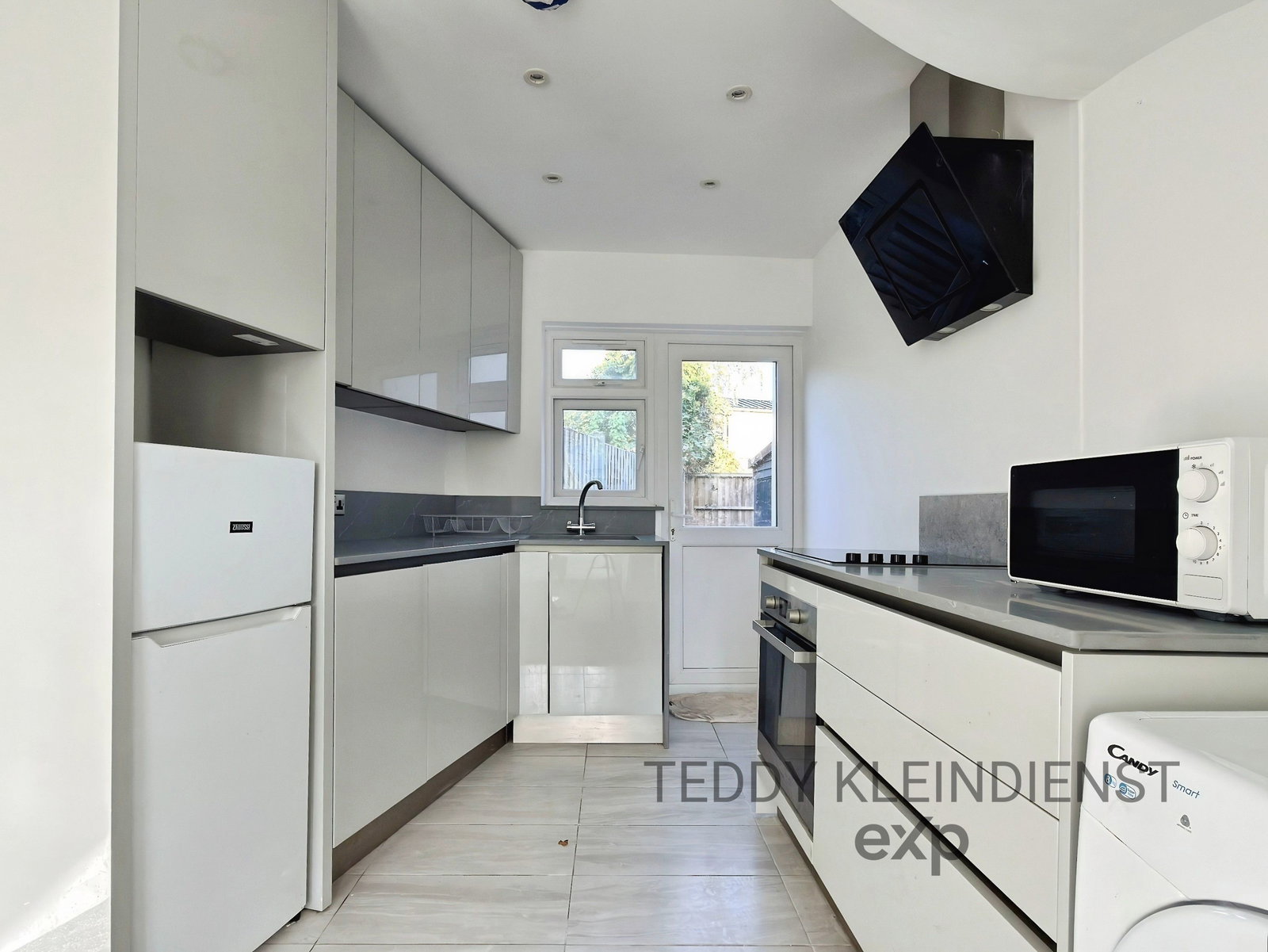 End Of Terrace House for rent in New Malden, Bazalgette Gardens, New Malden, KT3 5HF, 420 m²