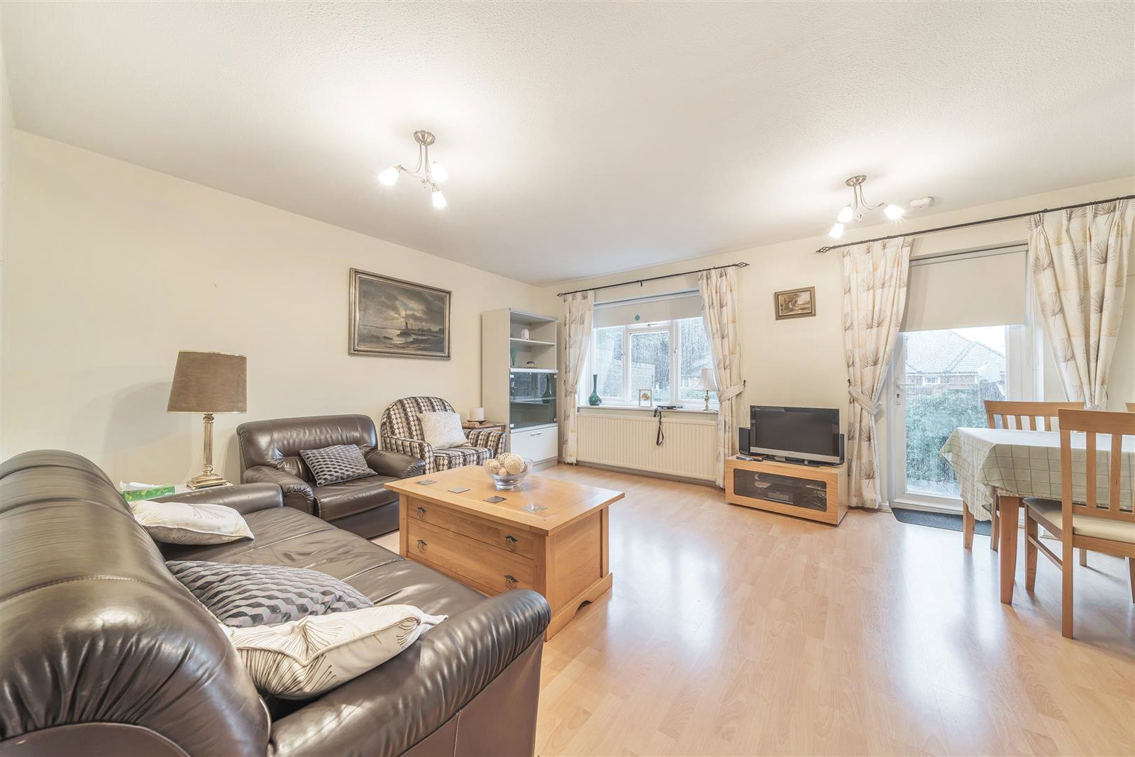 Terraced House for rent in Bushey, Ash Hill Close, Bushey, WD23 1BW