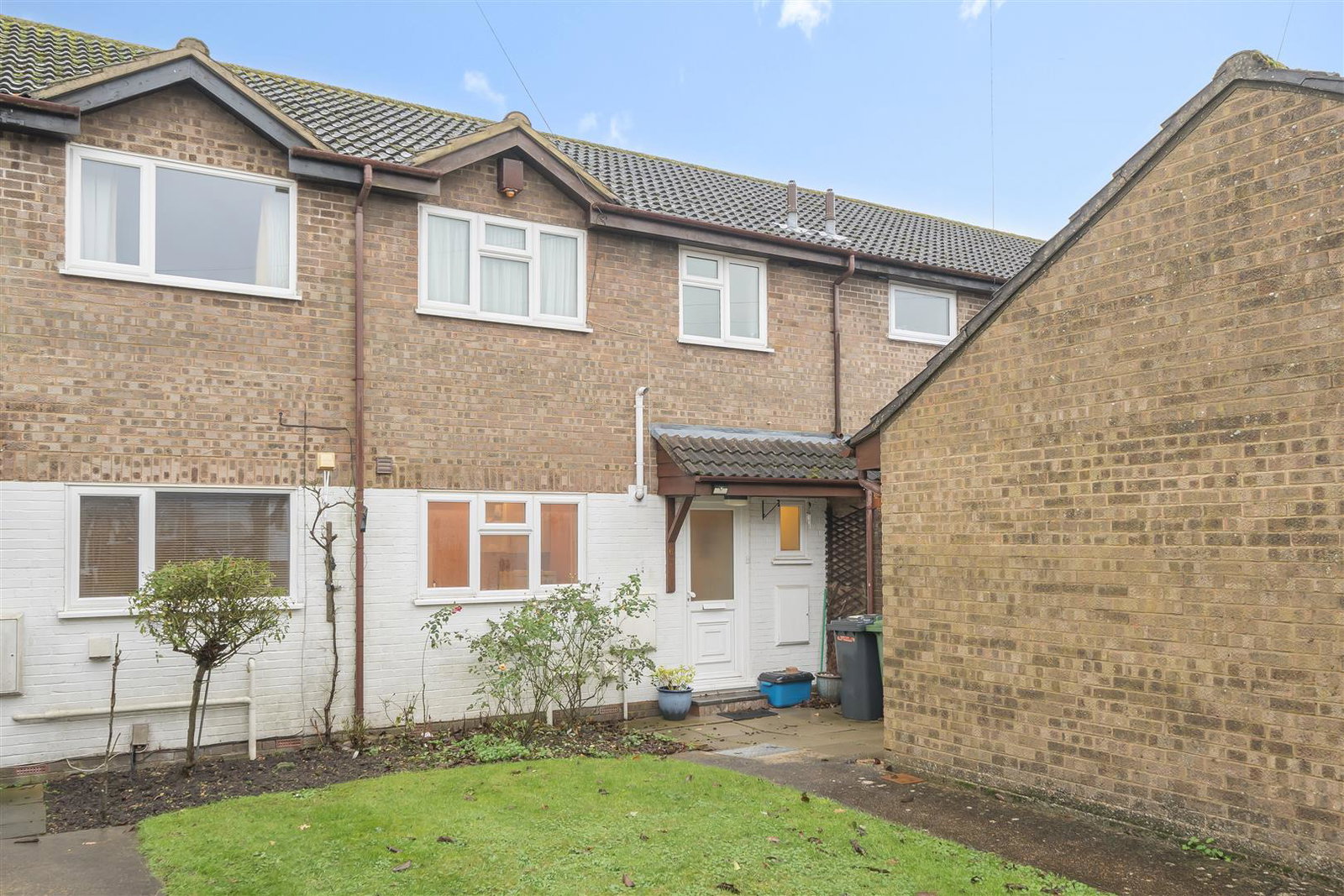 Terraced House for rent in Bushey, Ash Hill Close, Bushey, WD23 1BW