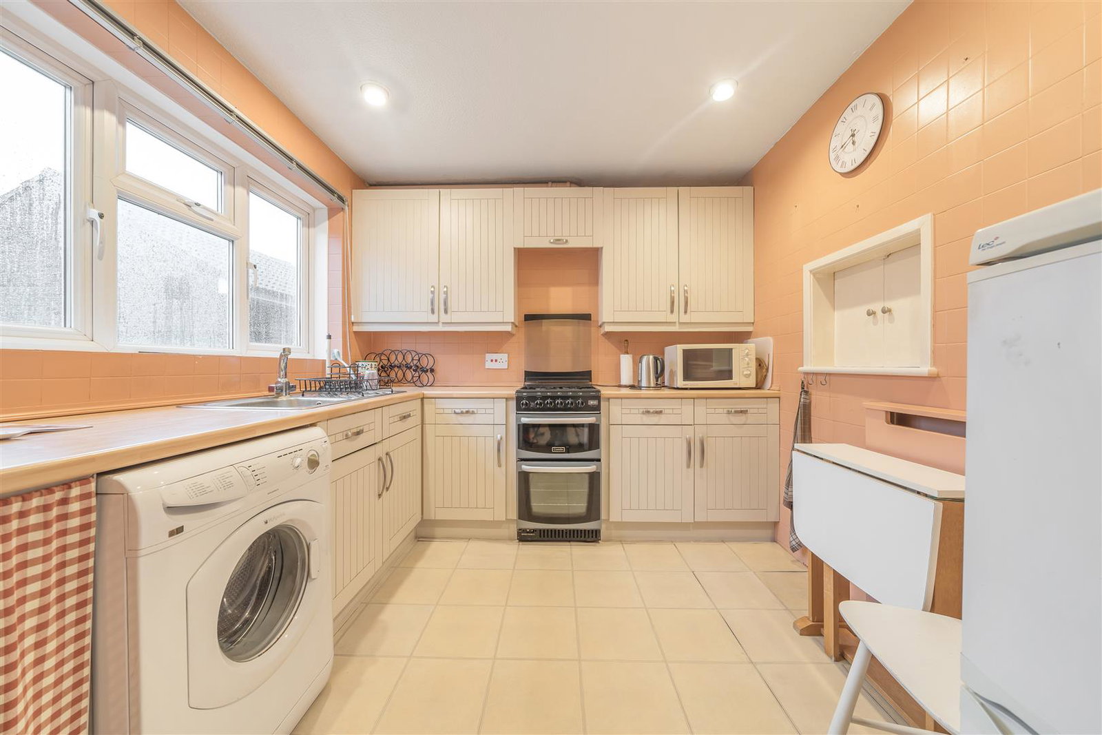 Terraced House for rent in Bushey, Ash Hill Close, Bushey, WD23 1BW
