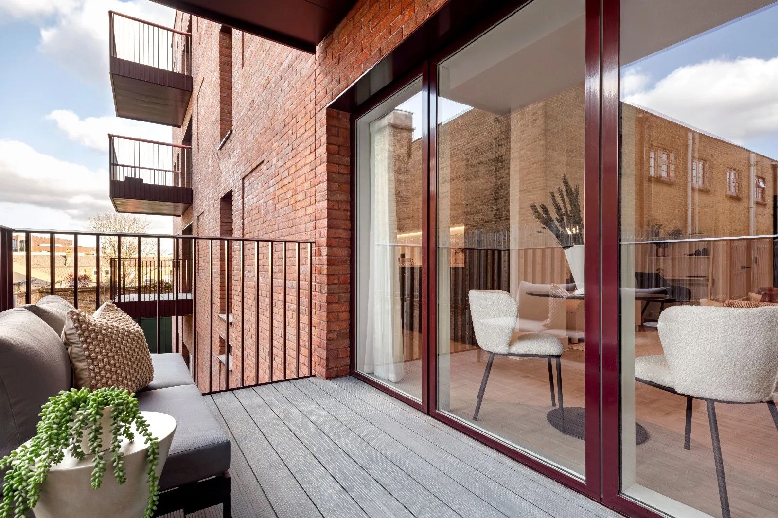 Apartment for rent in London, Folgate Apartments, Danvers Avenue, London, SW11, 693 m²