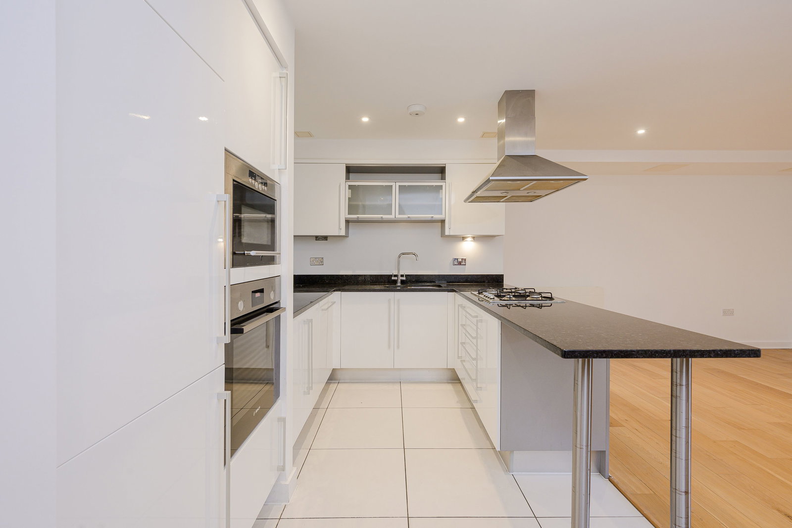 Ground Floor Flat for rent in London, Whitelands Crescent, SW18, 956 m²