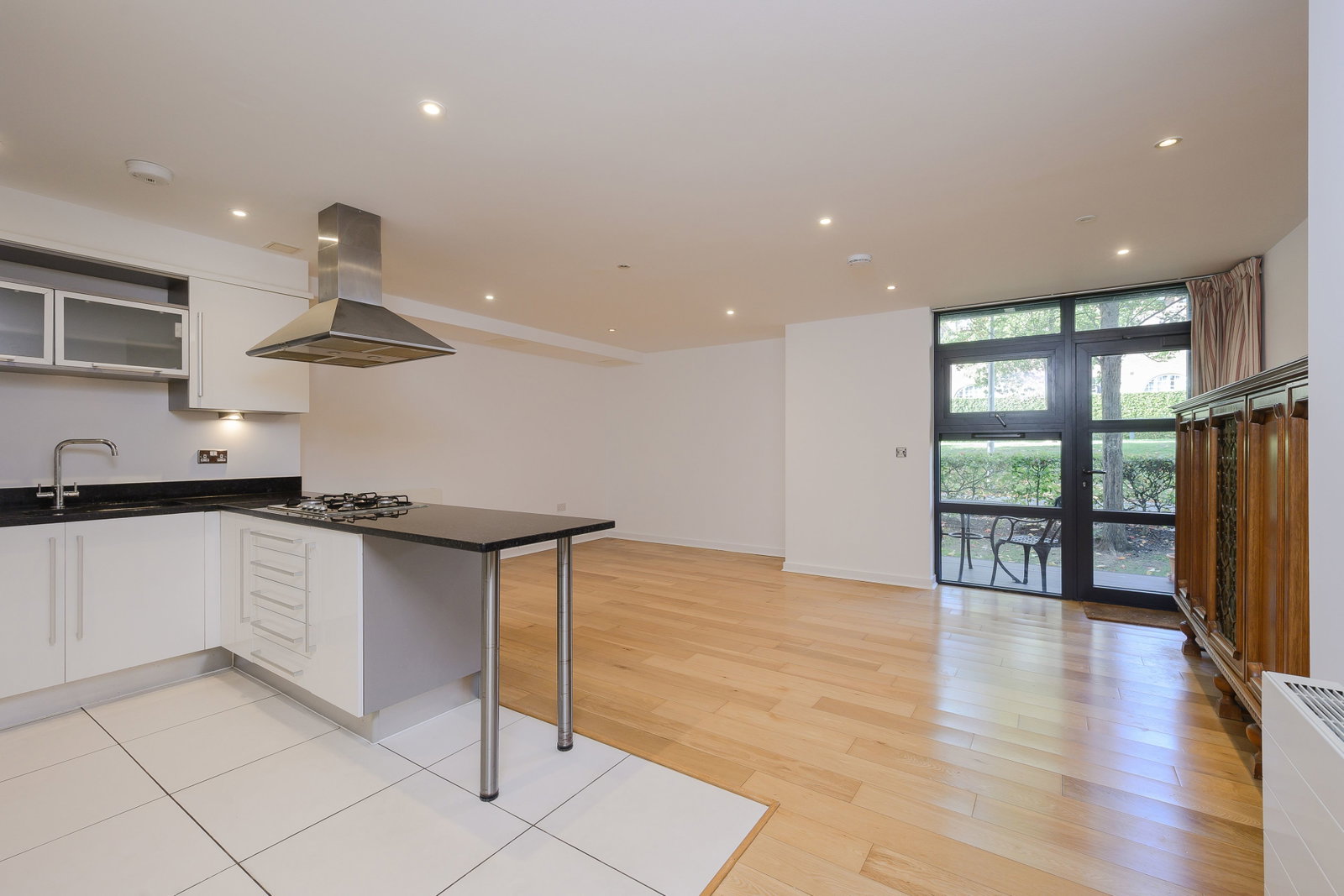 Ground Floor Flat for rent in London, Whitelands Crescent, SW18, 956 m²