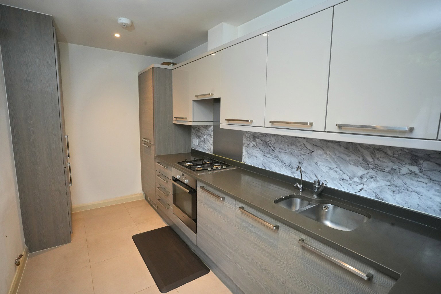 Flat for rent in London, Alpine Road, London, NW9 9BQ, 859 m²