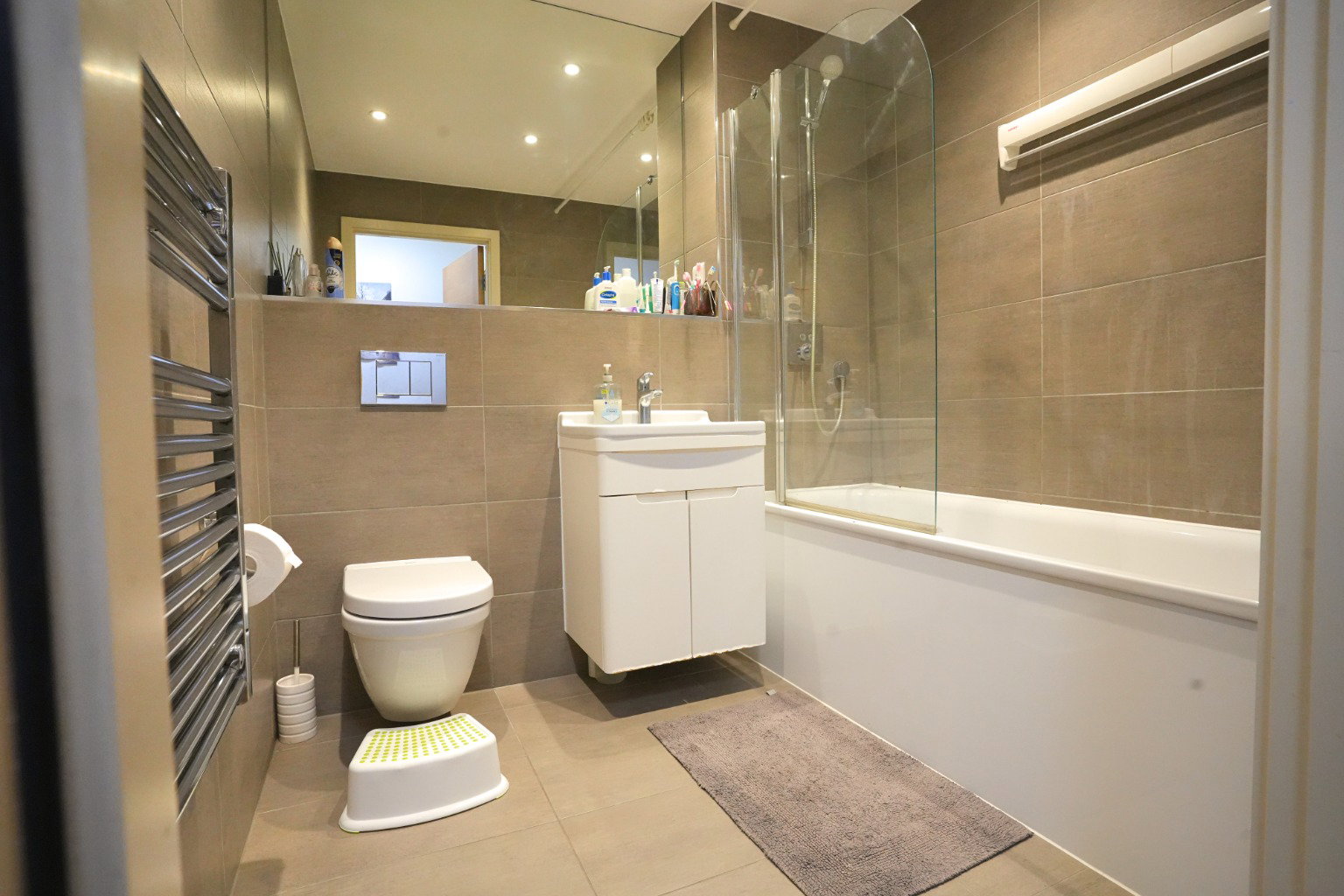 Flat for rent in London, Alpine Road, London, NW9 9BQ, 859 m²