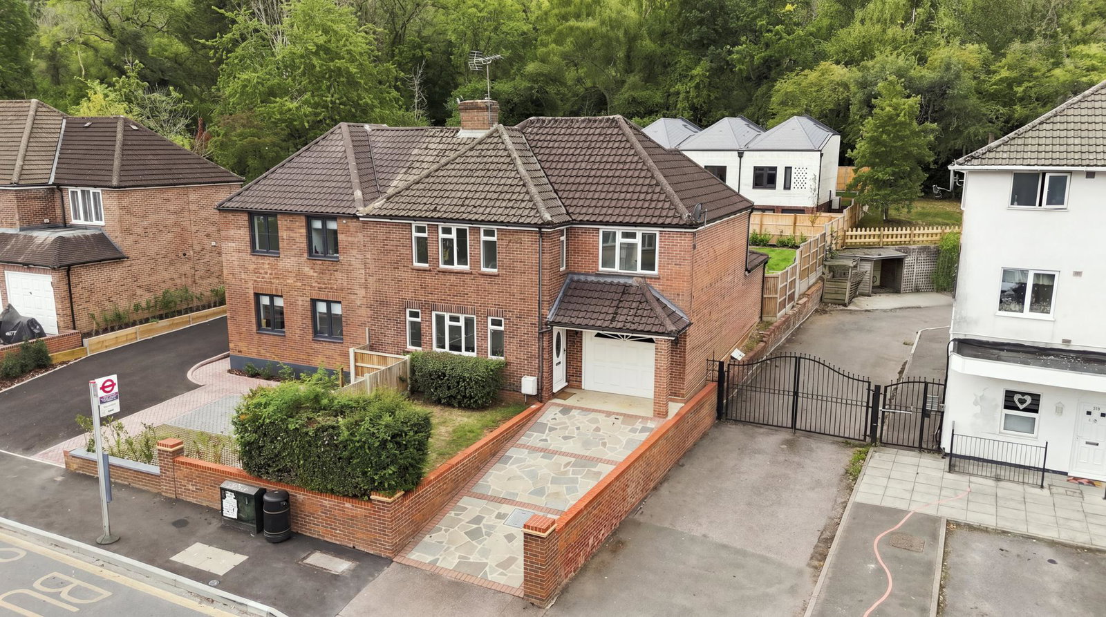 Semi Detached House for rent in Purley, Old Lodge Lane, Purley, CR8, 1677 m²