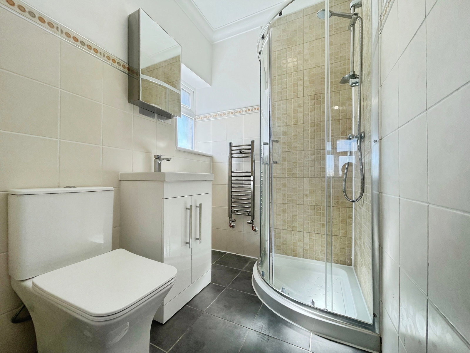 End Of Terrace House for rent in Enfield, Goodwood Avenue, Enfield, EN3 5RR, 2593 m²
