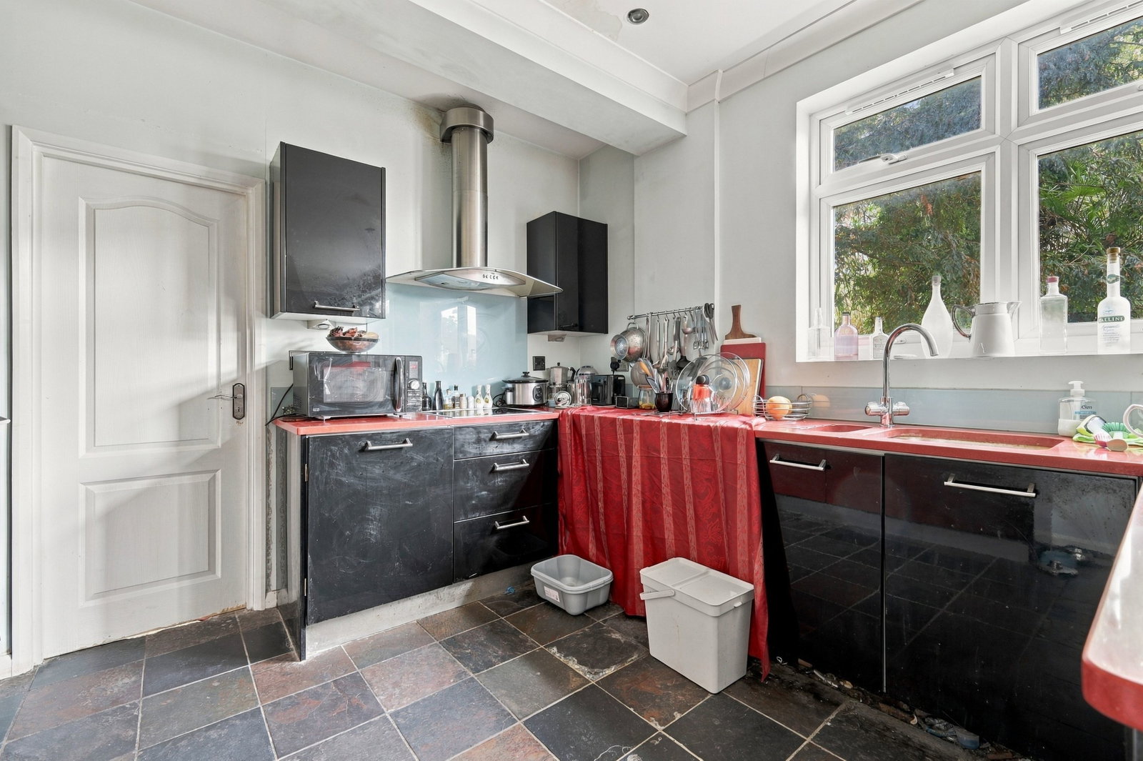 Semi Detached House for sale in London, Poplar Road South, SW19, 1863 m²