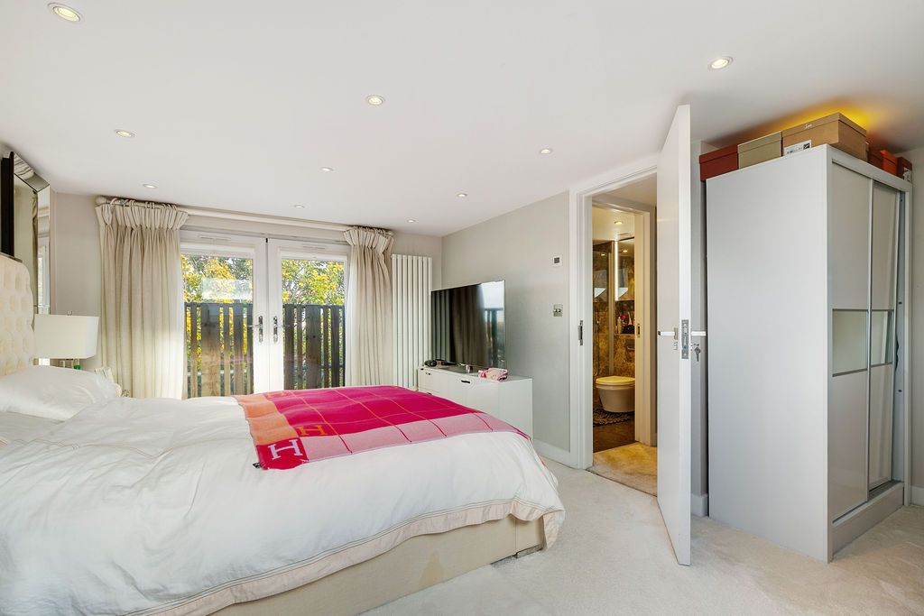 Semi Detached House in London
