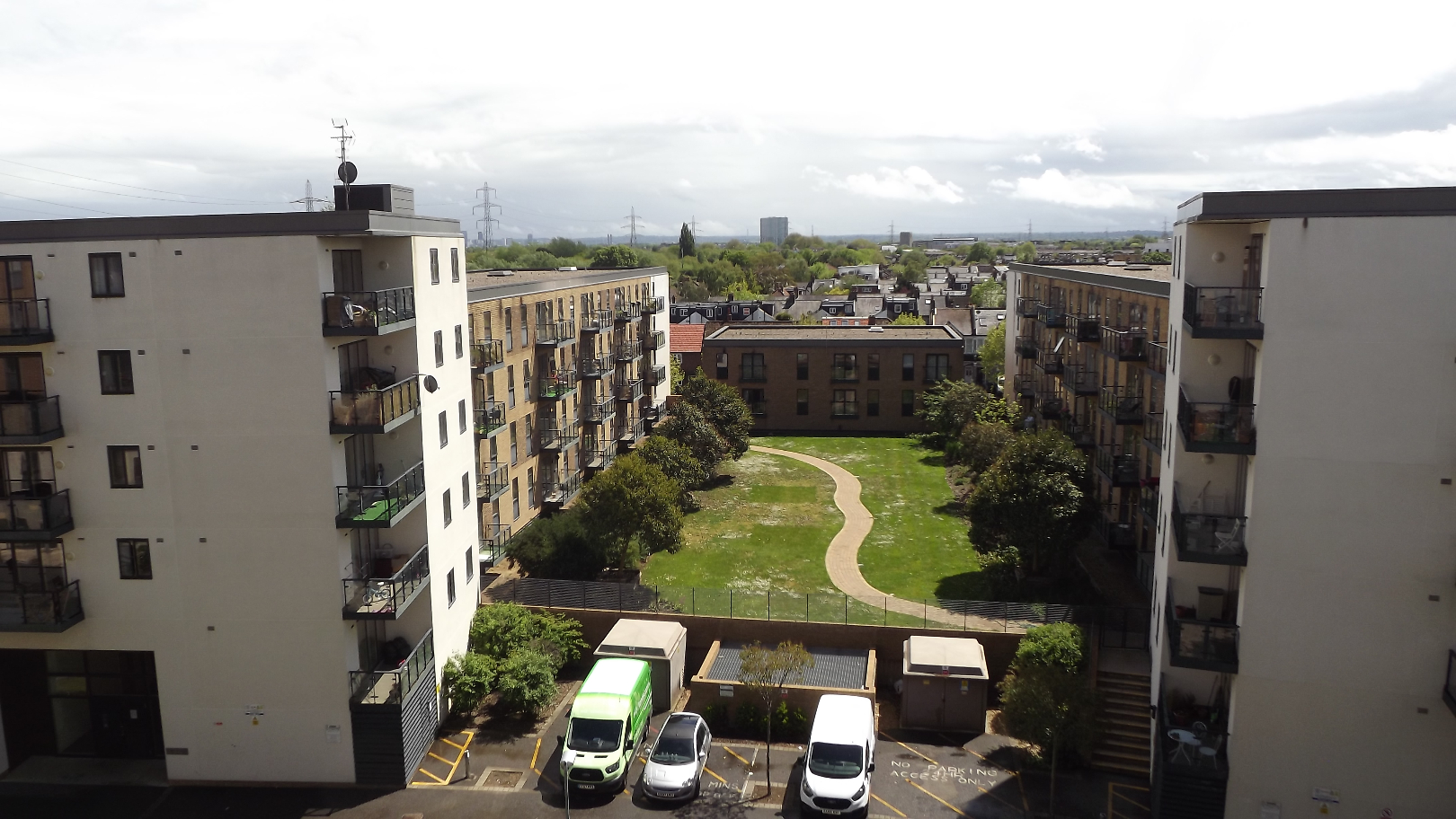 Flat for rent in London, Durnsford Road, London, SW19 8GW