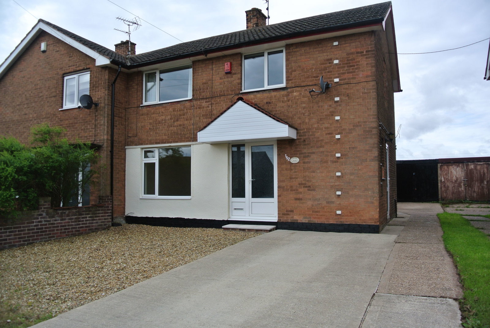 Semi Detached House for rent in Mansfield, Egmanton Road, Meden Vale, Mansfield, NG20 9QG