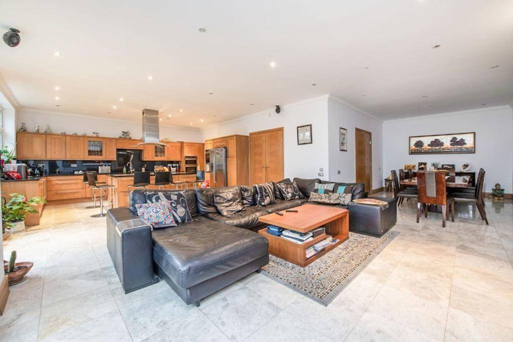 Detached House in London
