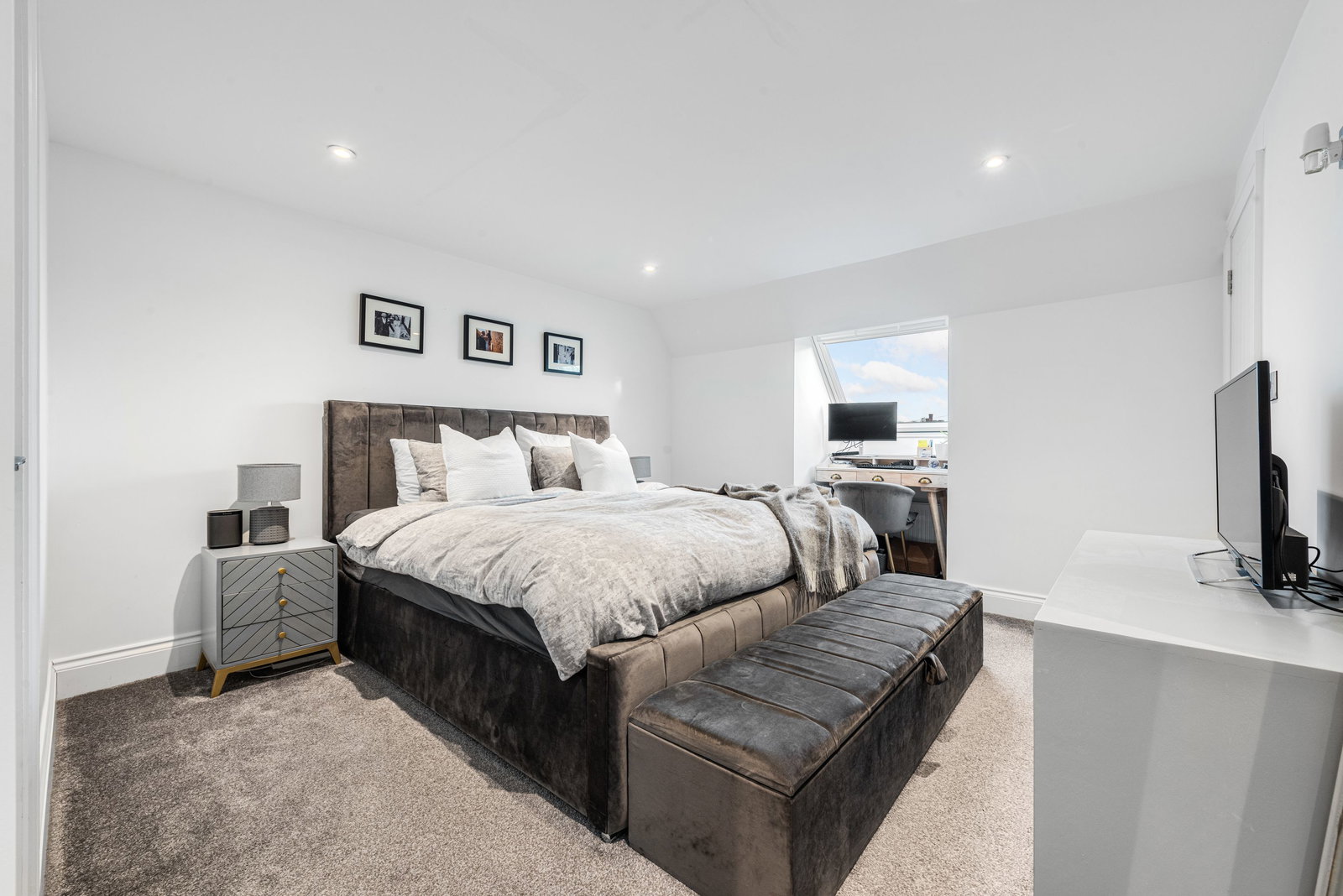 Terraced House for sale in Altrincham, Victoria Avenue, Timperley, WA15, 1249 m²