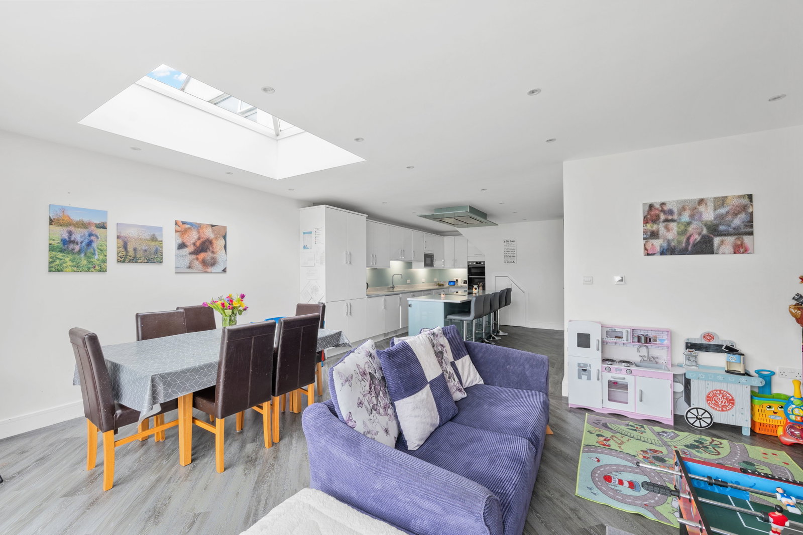 Semi Detached House for sale in Stoneleigh, Park Avenue West, Stoneleigh, Surrey, KT17 2NU, 1995 m²