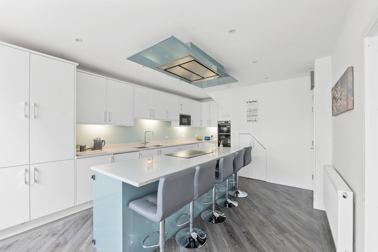 Semi Detached House for sale in Stoneleigh, Park Avenue West, Stoneleigh, Surrey, KT17 2NU, 1995 m²