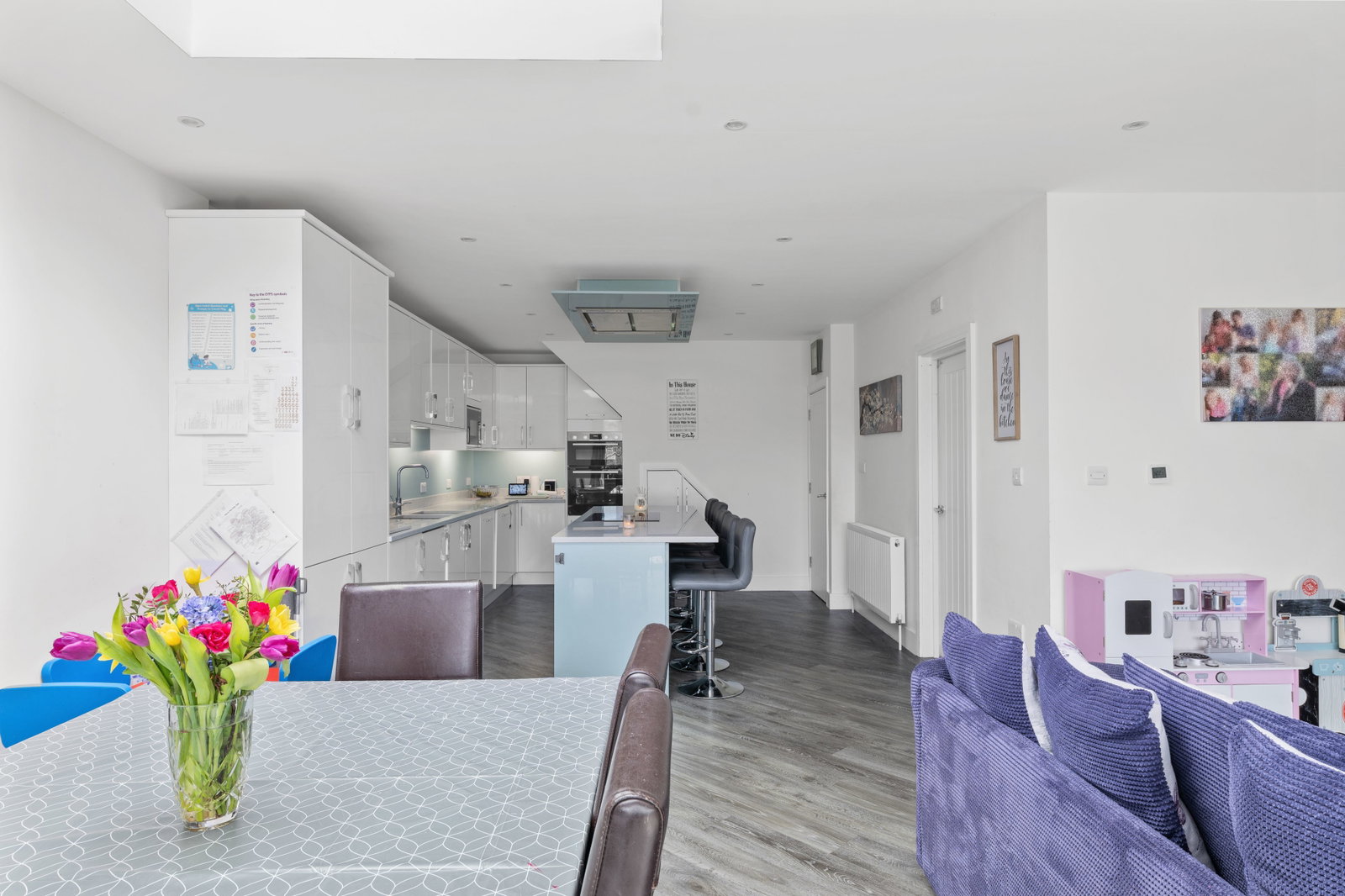 Semi Detached House for sale in Stoneleigh, Park Avenue West, Stoneleigh, Surrey, KT17 2NU, 1995 m²