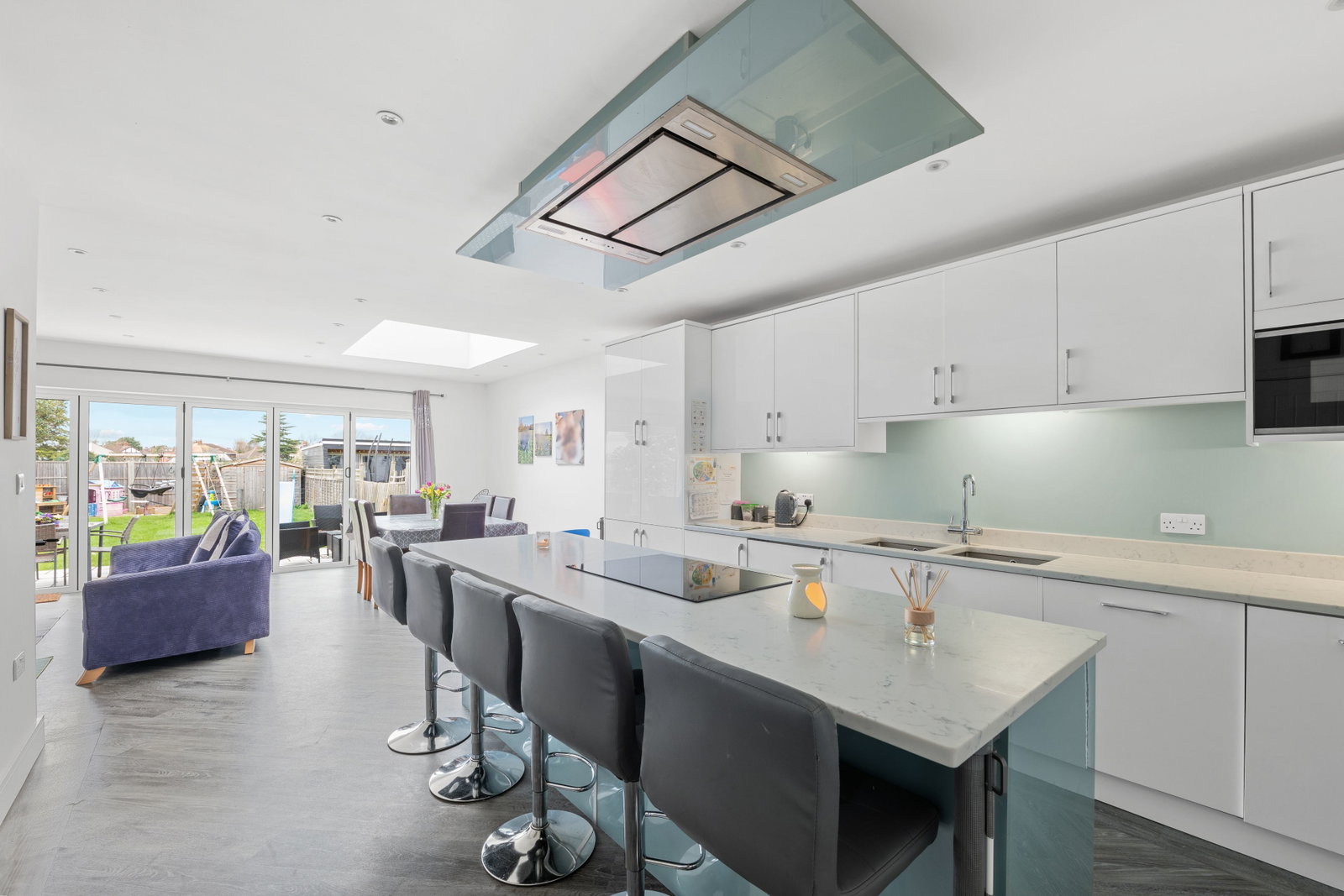 Semi Detached House for sale in Stoneleigh, Park Avenue West, Stoneleigh, Surrey, KT17 2NU, 1995 m²